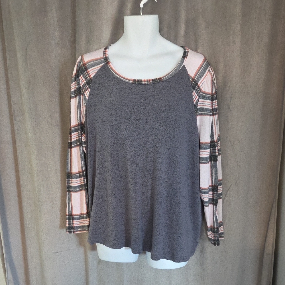 Maurices 2x Charcoal Top with Pink Plaid Sleeves